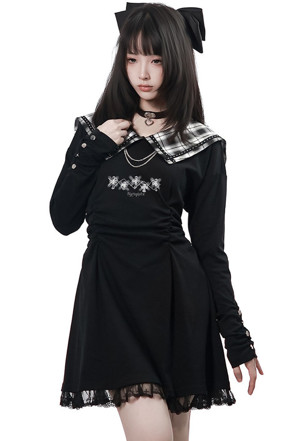 Langes schwarzes Plisseekleid mit kariertem Kragen