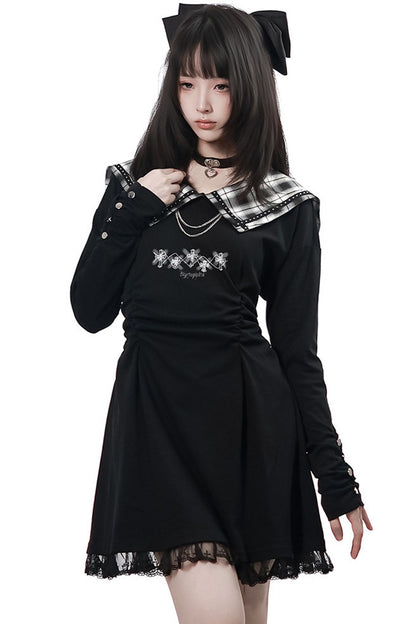 Langes schwarzes Plisseekleid mit kariertem Kragen