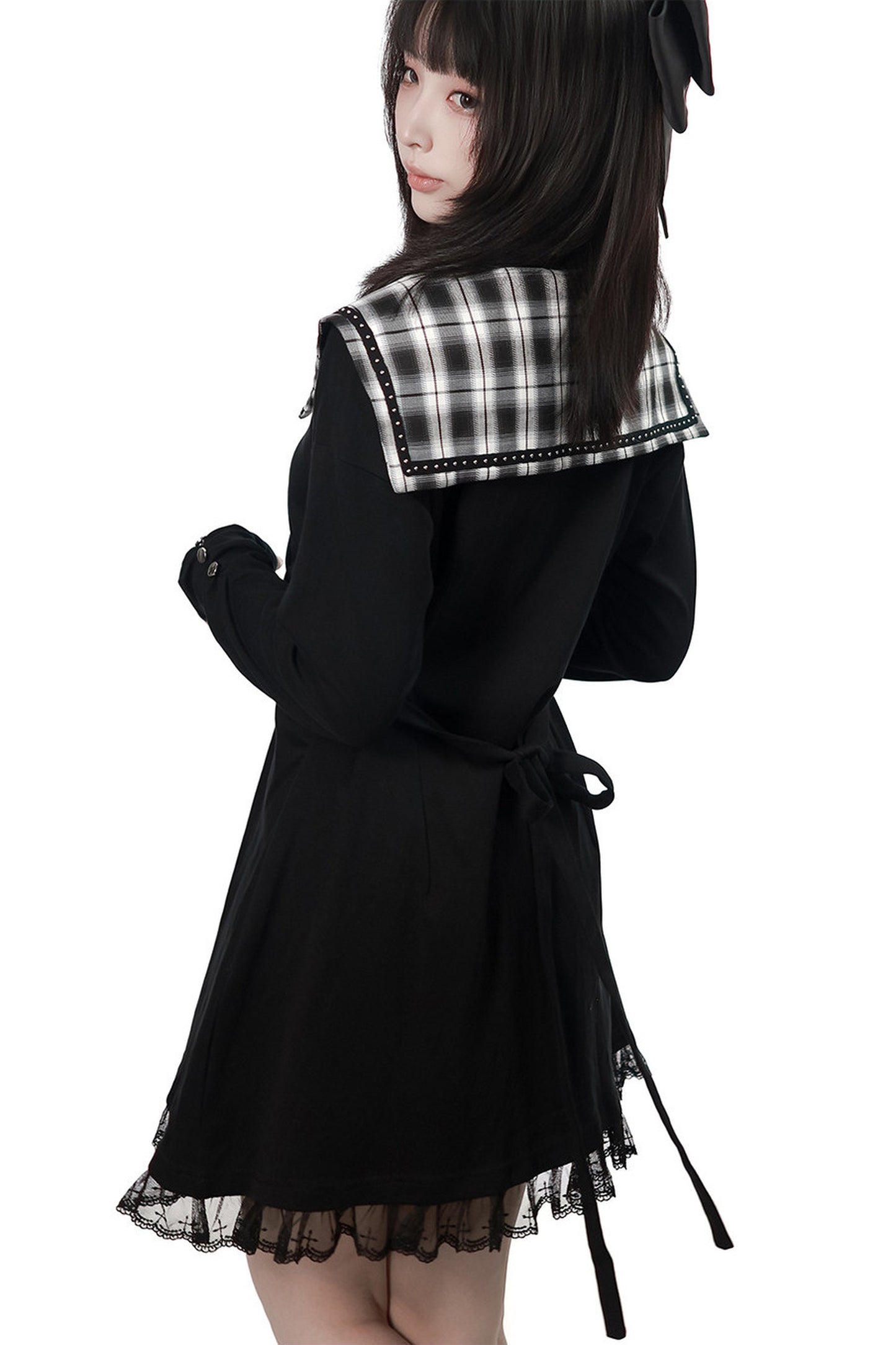 Langes schwarzes Plisseekleid mit kariertem Kragen
