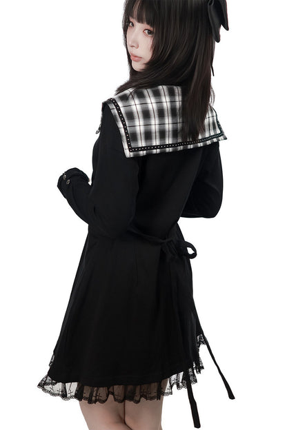 Langes schwarzes Plisseekleid mit kariertem Kragen