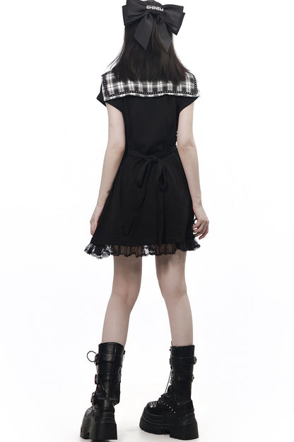 Langes schwarzes Plisseekleid mit kariertem Kragen