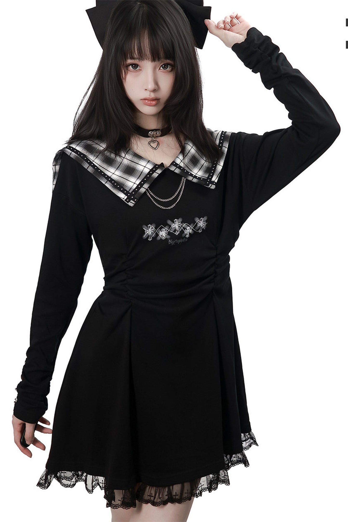 Langes schwarzes Plisseekleid mit kariertem Kragen