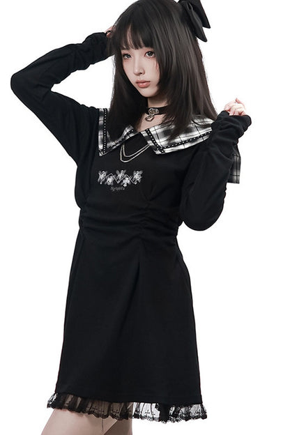 Langes schwarzes Plisseekleid mit kariertem Kragen