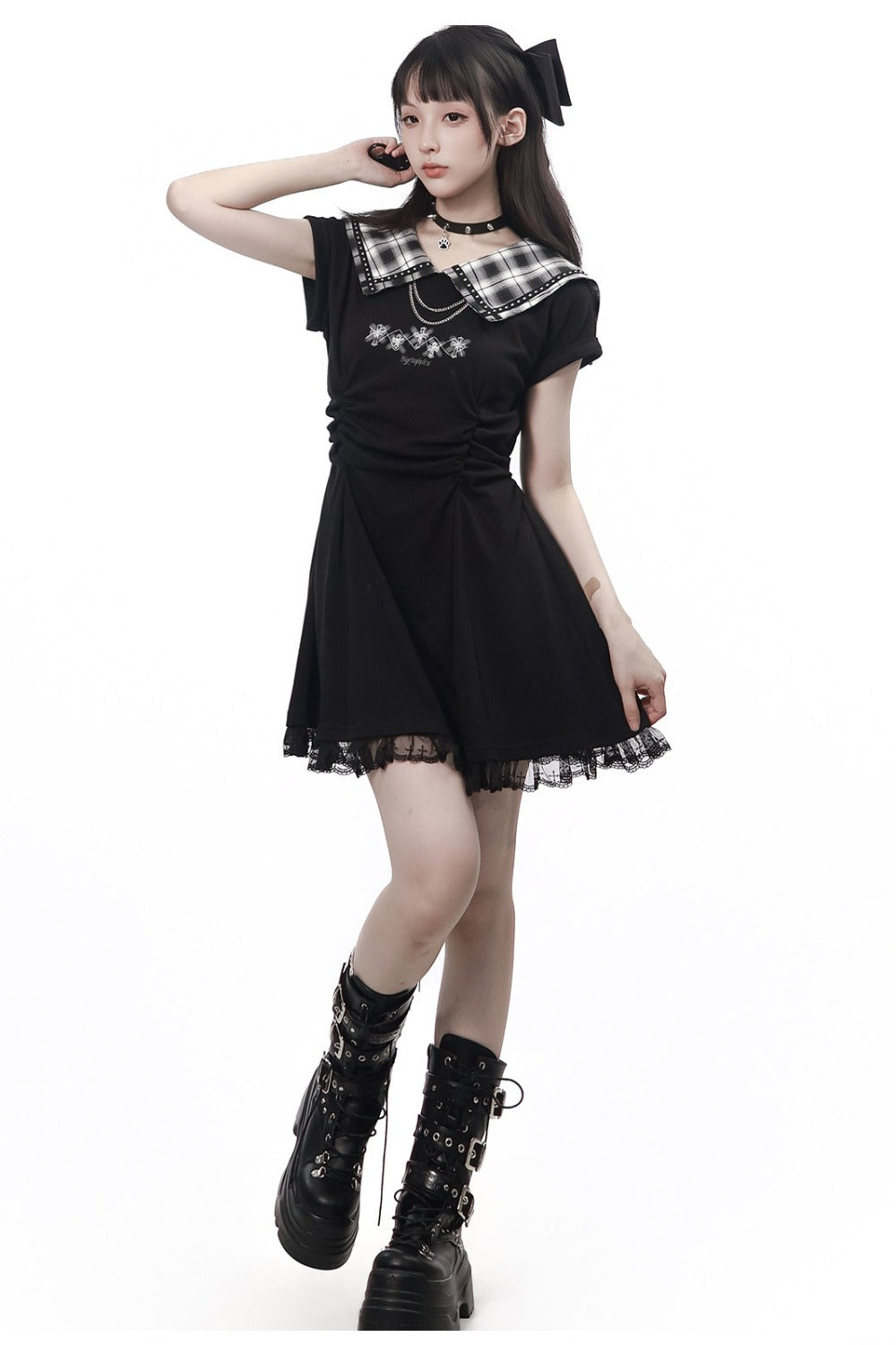 Langes schwarzes Plisseekleid mit kariertem Kragen