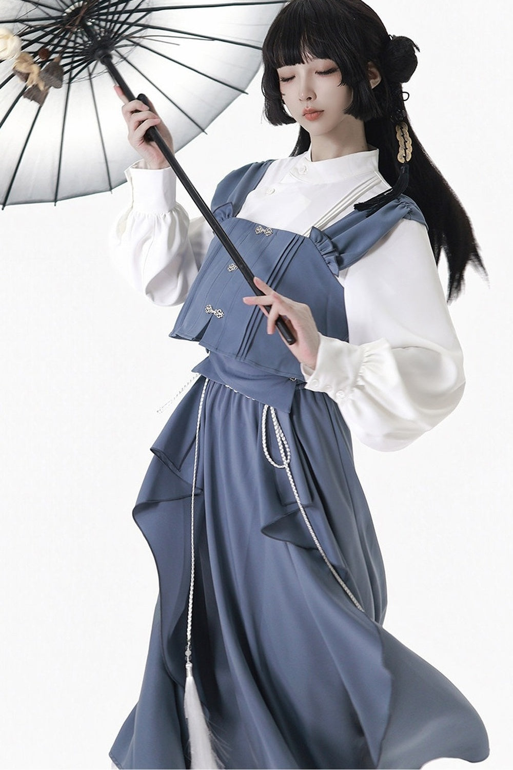 Blaues neues Set aus chinesisch inspiriertem, mehrlagigem asymmetrischem Hemd und langem Rock