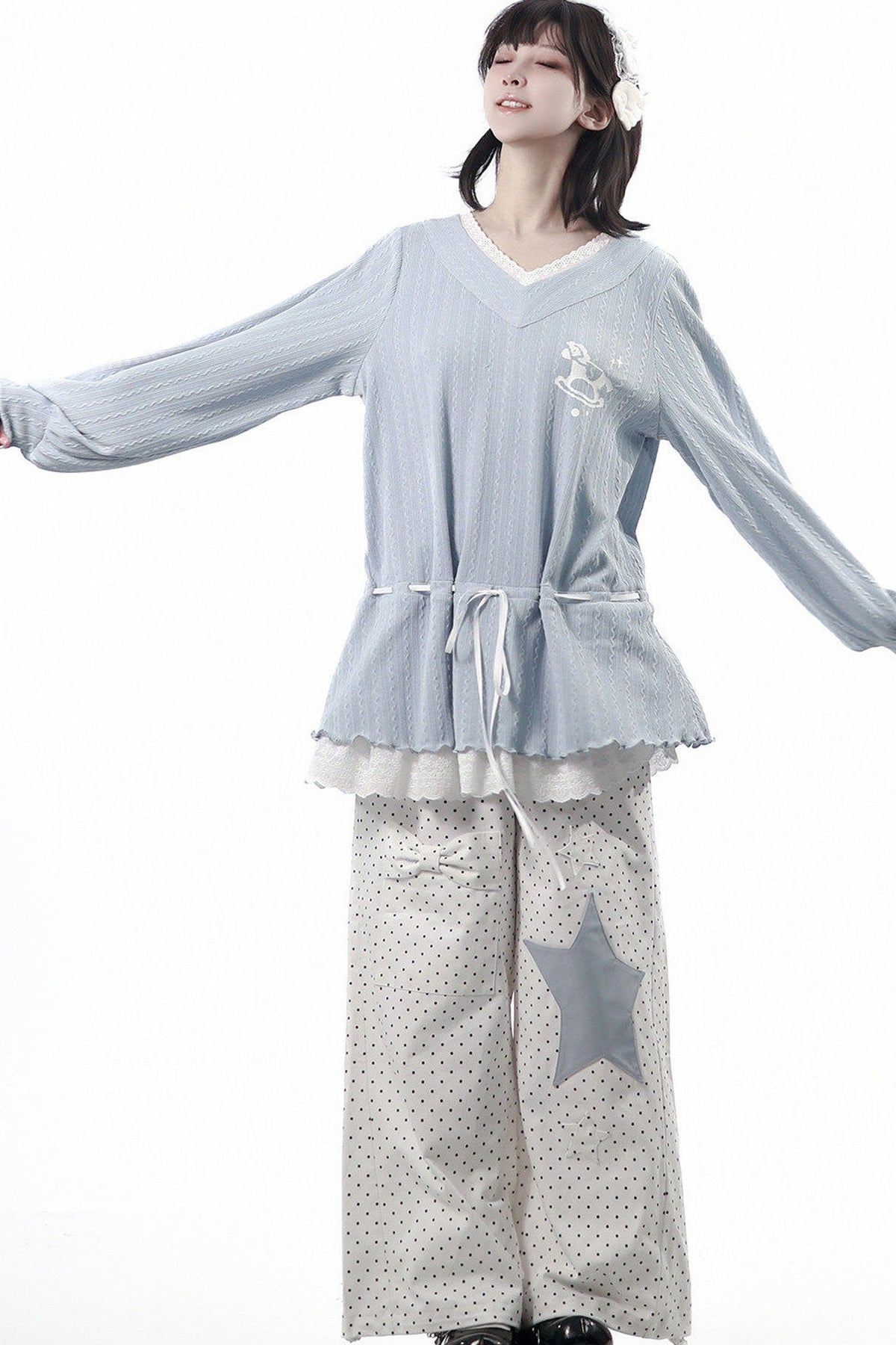 Hellblaues Pony-Jacke-und-Polka-Dot-Hosen-Set