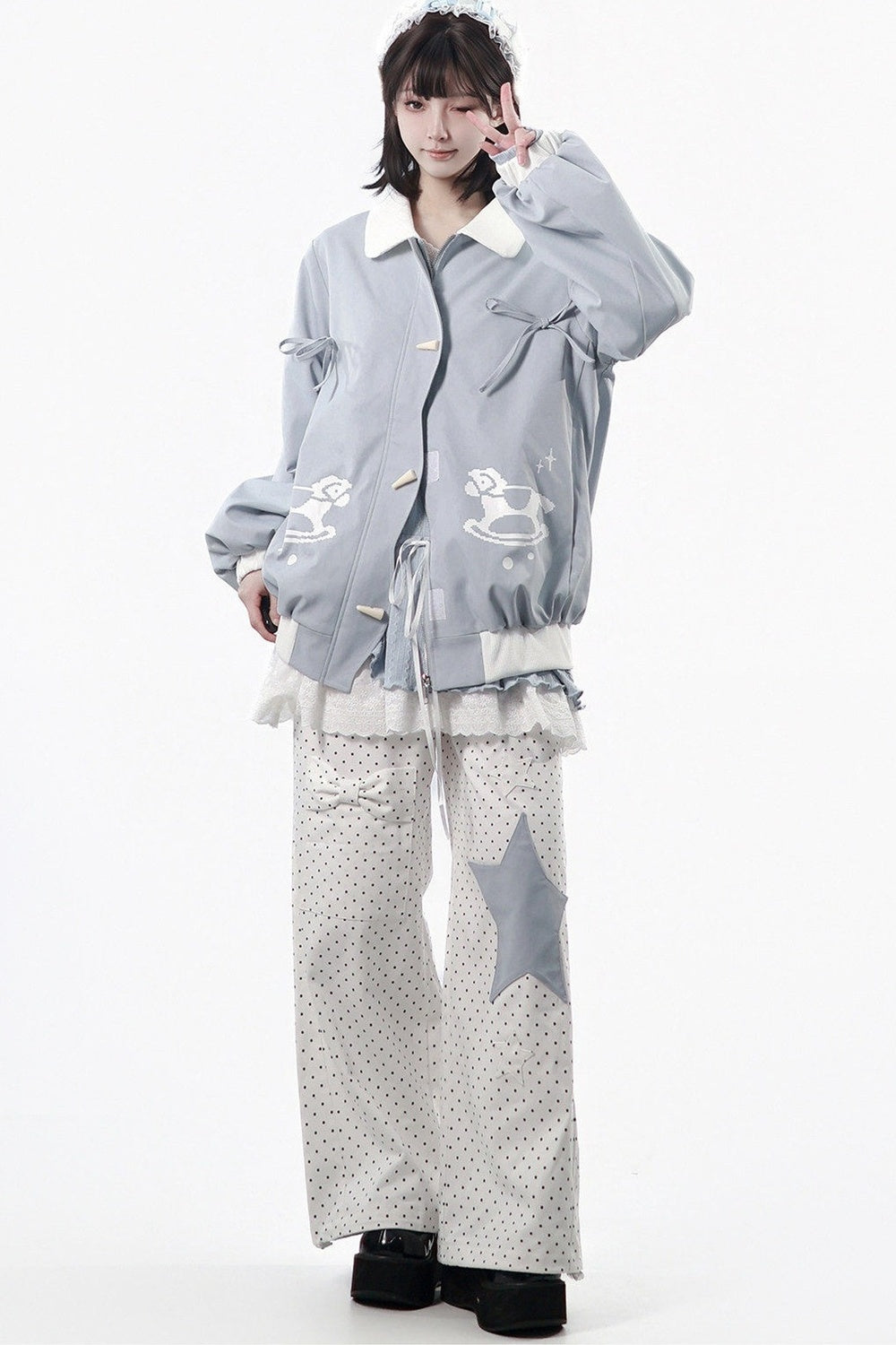 Hellblaues Pony-Jacke-und-Polka-Dot-Hosen-Set