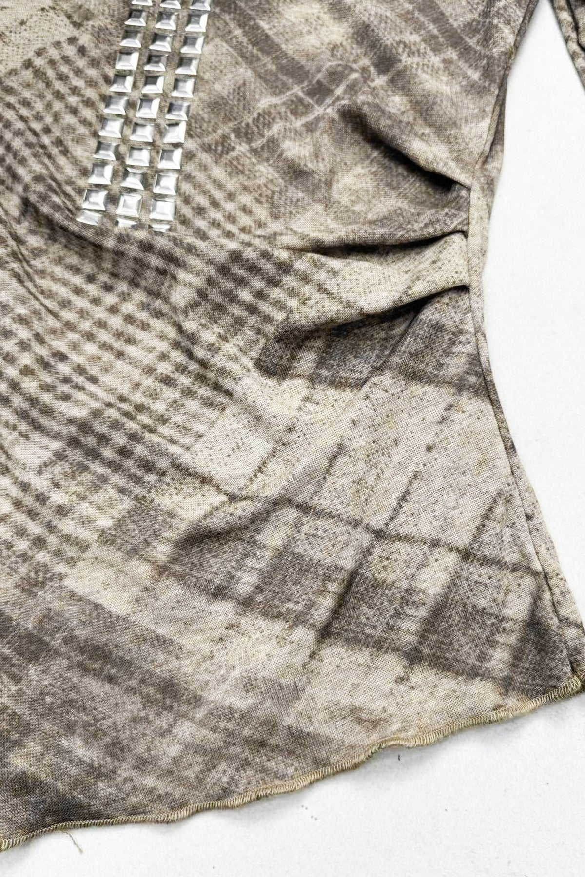 Tee-shirt épaules dénudées à carreaux avec croix en strass