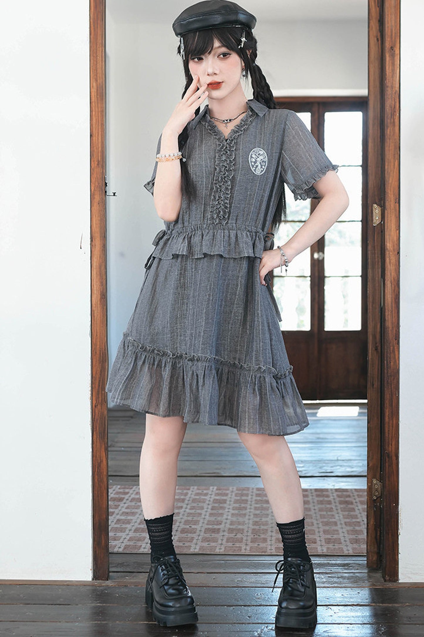 Asymmetrisches Chiffonkleid mit Spitze