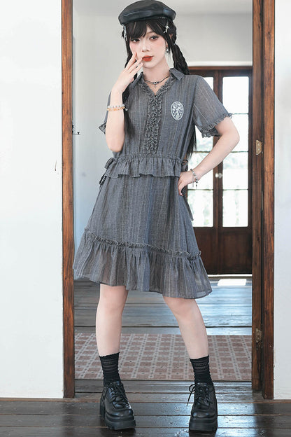 Asymmetrisches Chiffonkleid mit Spitze