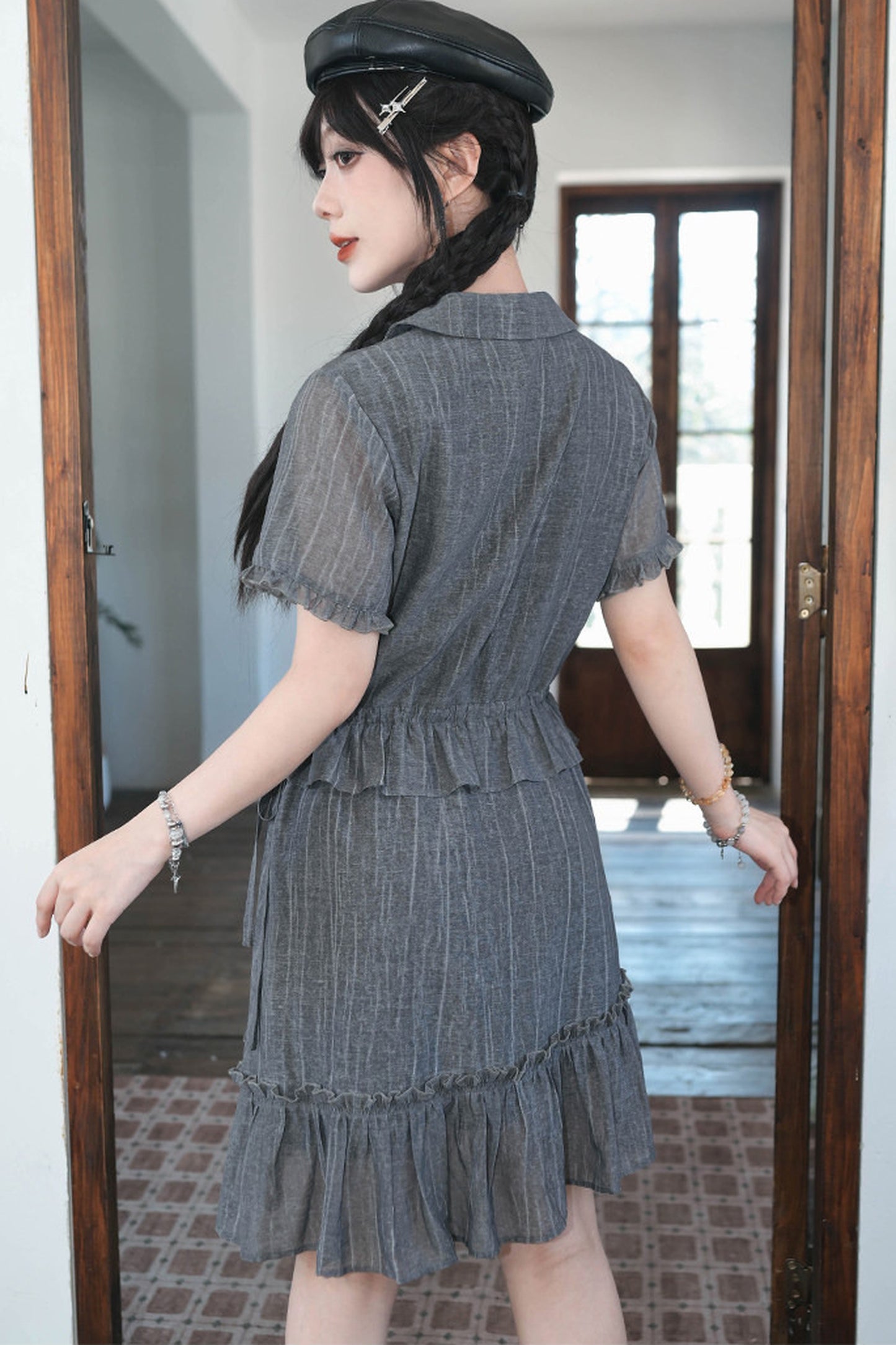 Asymmetrisches Chiffonkleid mit Spitze