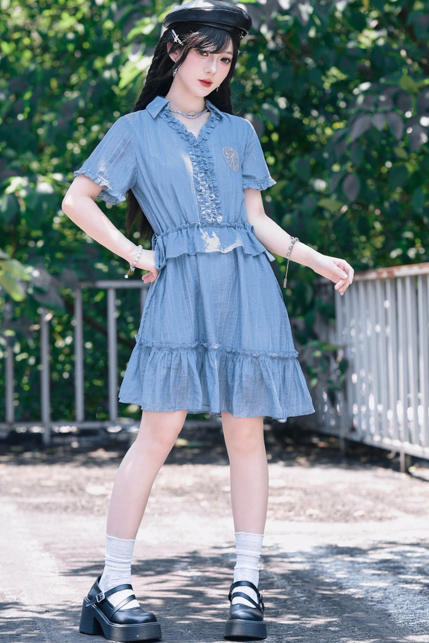 Asymmetrisches Chiffonkleid mit Spitze