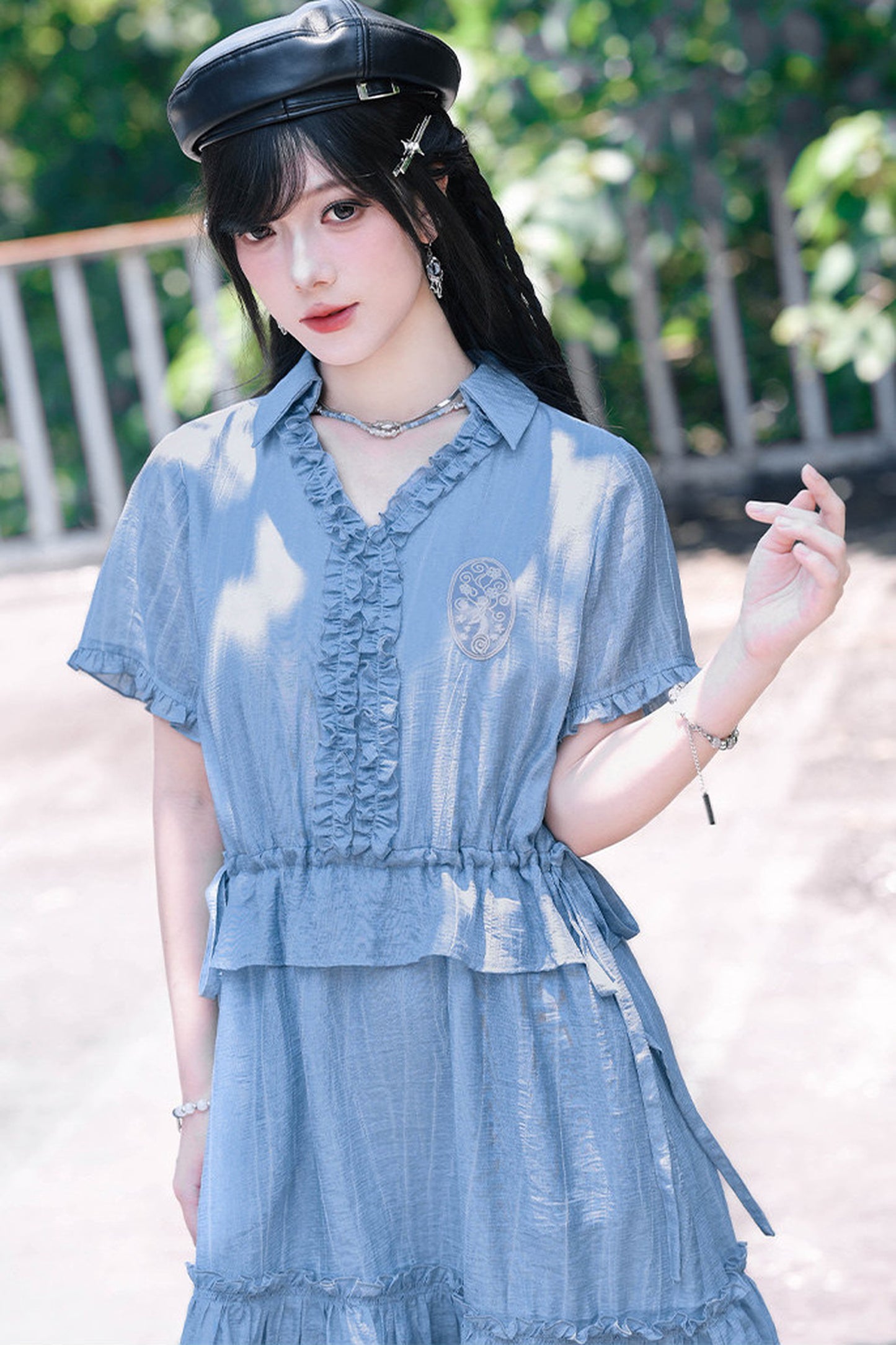 Asymmetrisches Chiffonkleid mit Spitze
