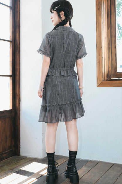Asymmetrisches Chiffonkleid mit Spitze