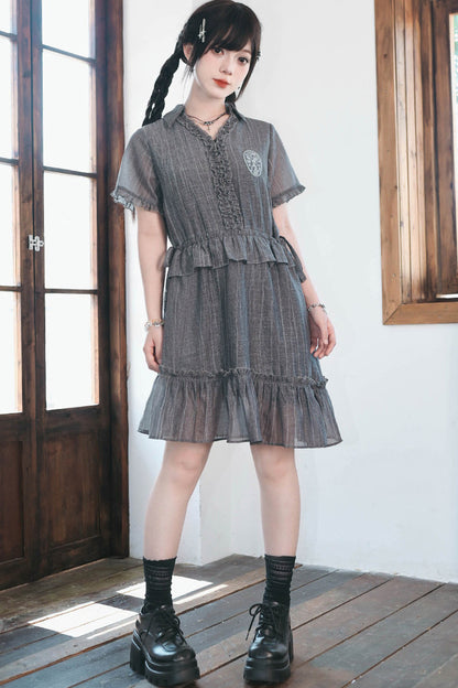 Asymmetrisches Chiffonkleid mit Spitze