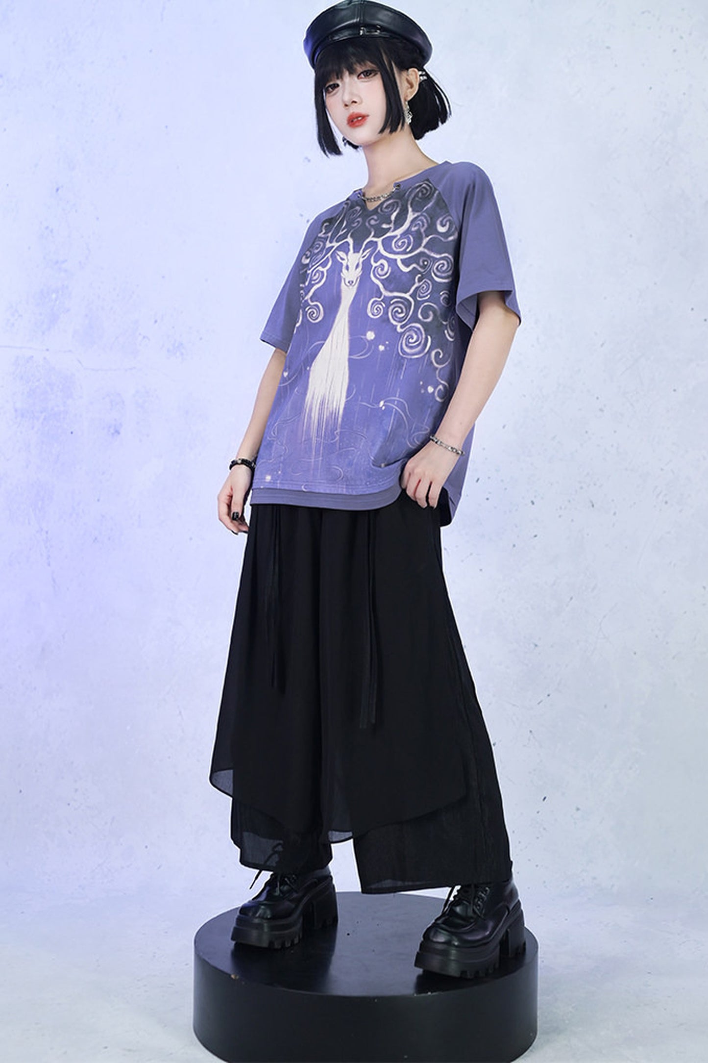 Lila Grafik-T-Shirt mit Fantasiehirsch