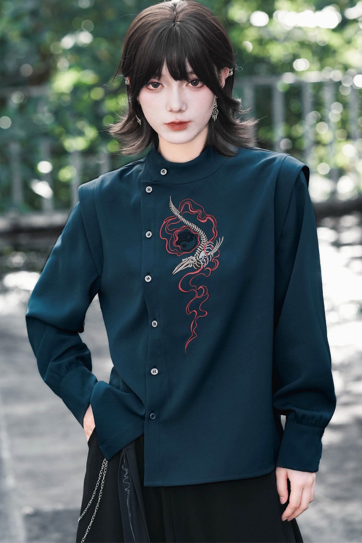 Chemise brodée à patte asymétrique motif chute de baleine