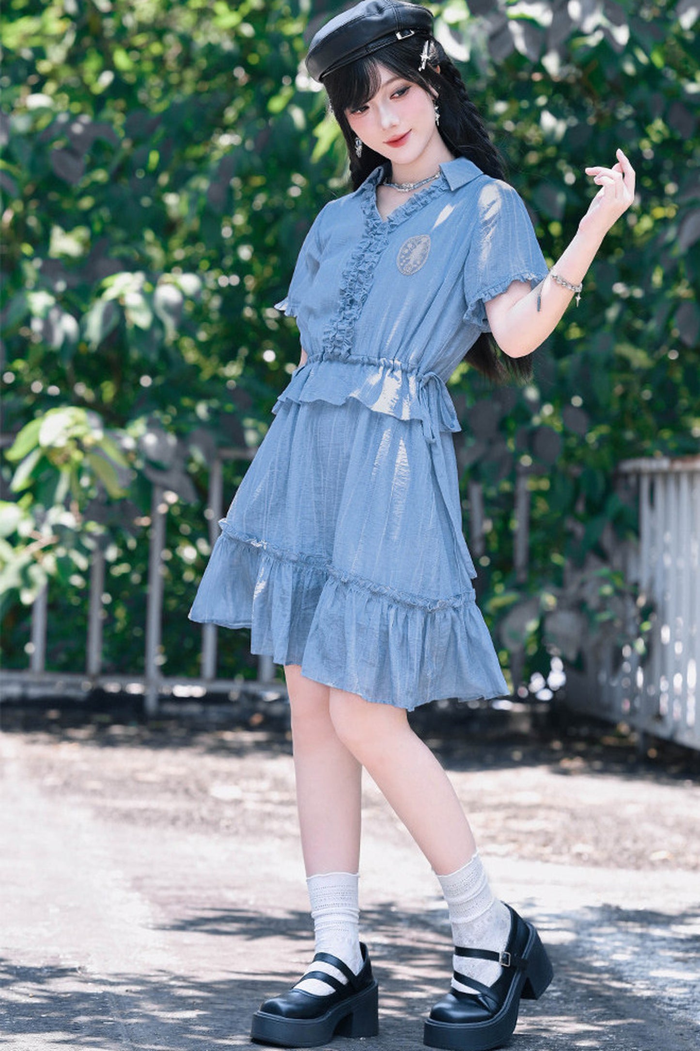 Asymmetrisches Chiffonkleid mit Spitze