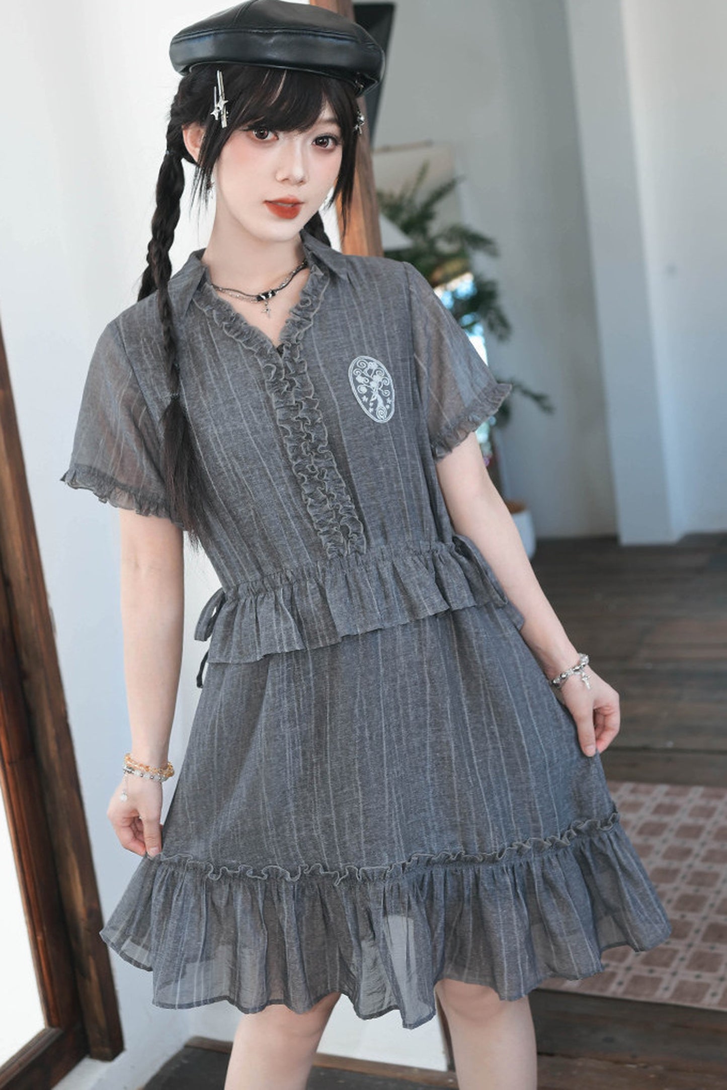 Asymmetrisches Chiffonkleid mit Spitze