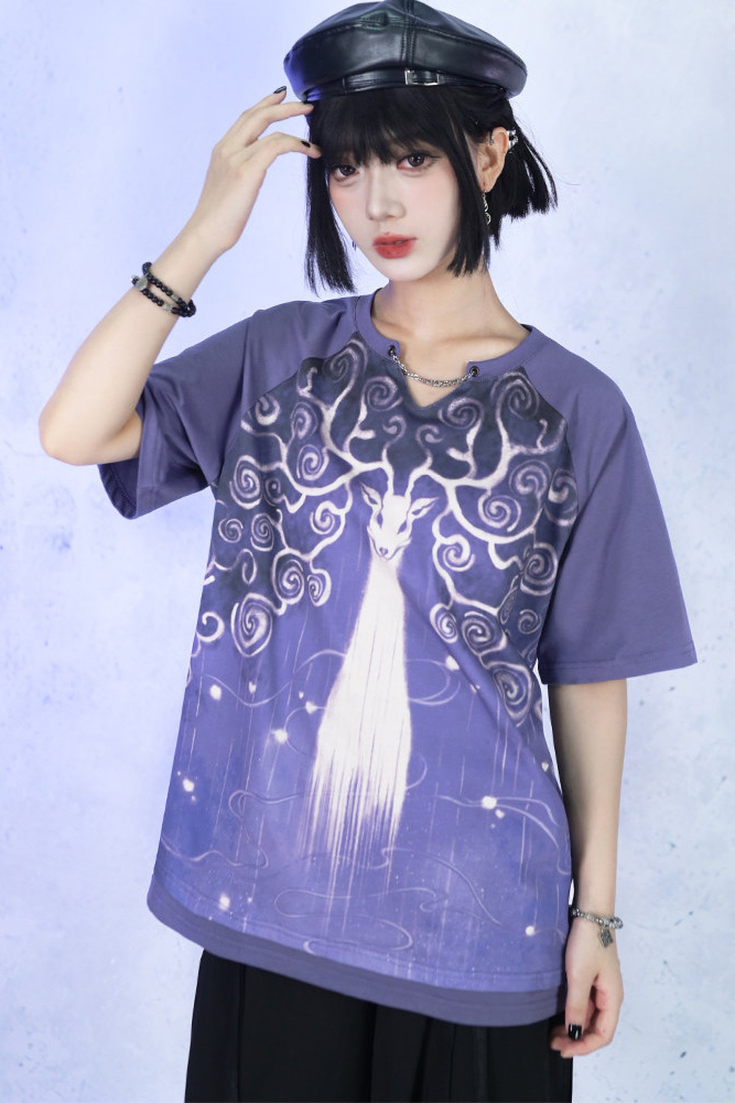 Lila Grafik-T-Shirt mit Fantasiehirsch