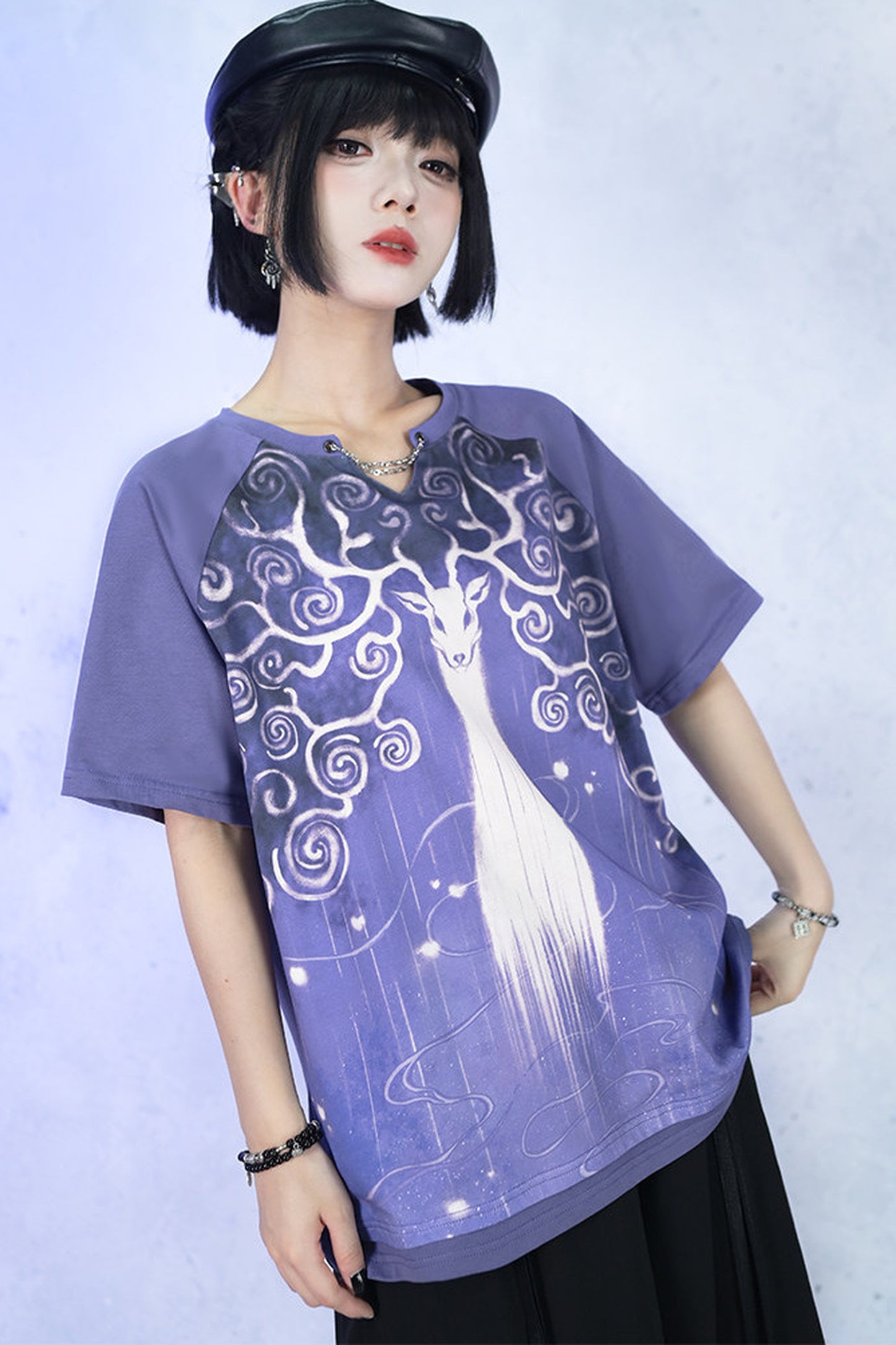 Lila Grafik-T-Shirt mit Fantasiehirsch