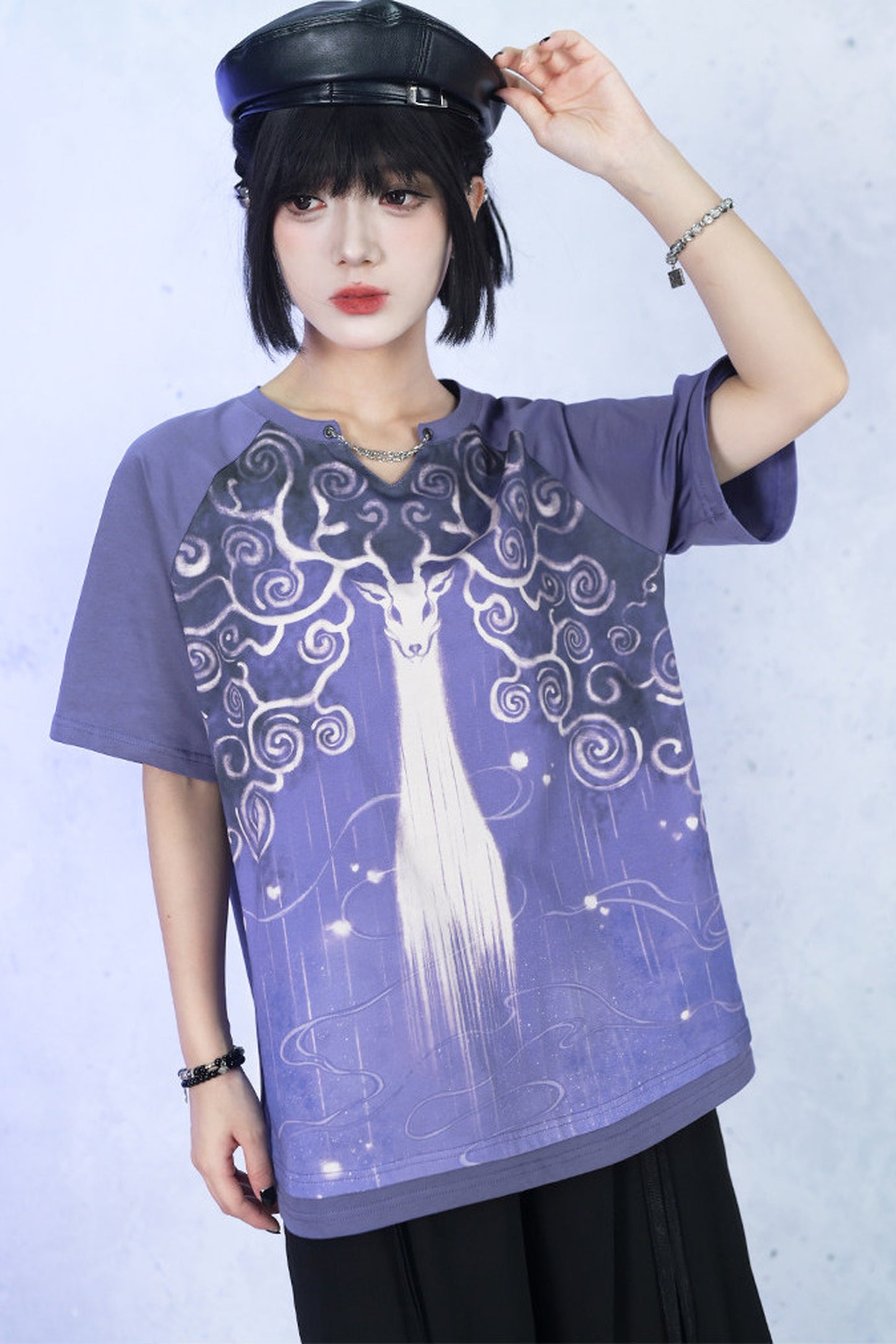 Lila Grafik-T-Shirt mit Fantasiehirsch