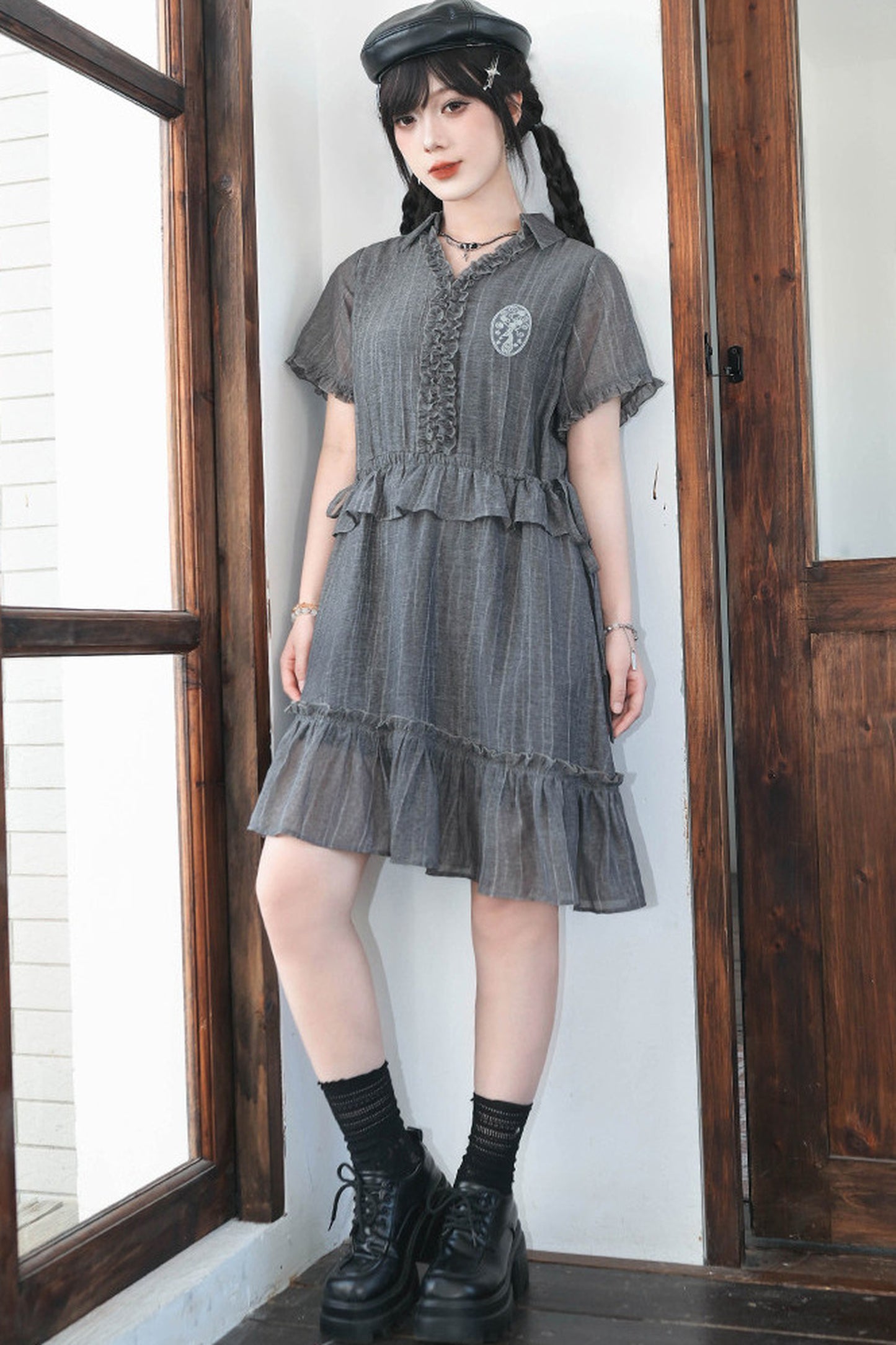 Asymmetrisches Chiffonkleid mit Spitze