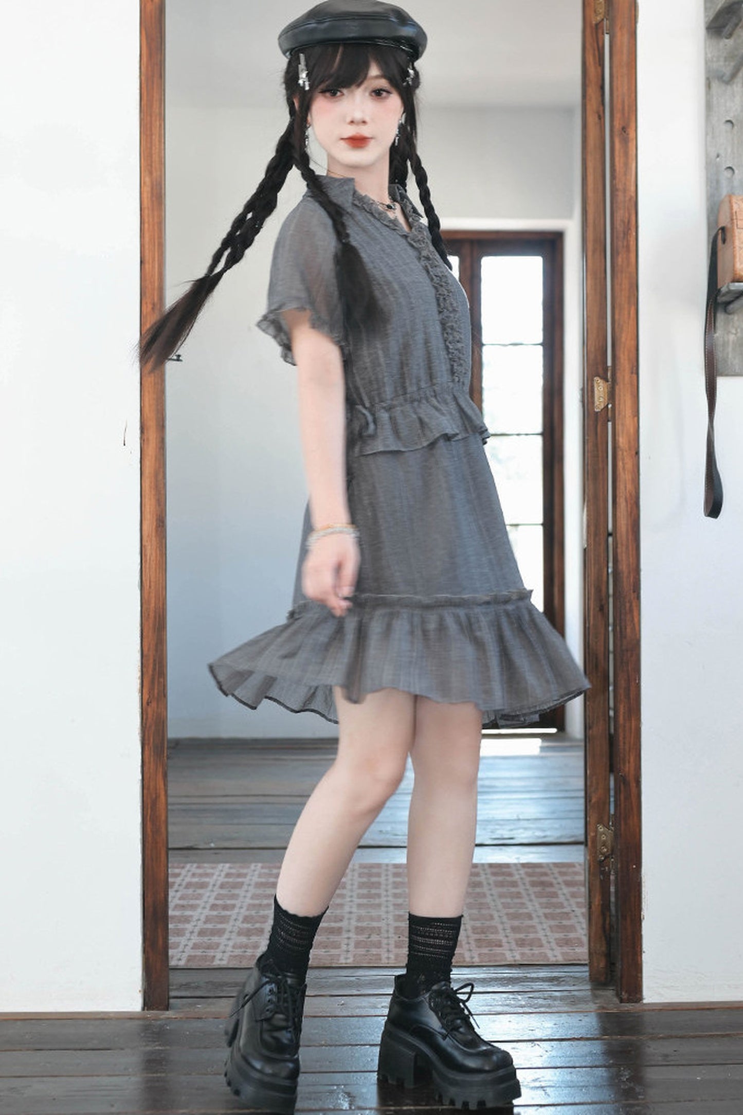Asymmetrisches Chiffonkleid mit Spitze