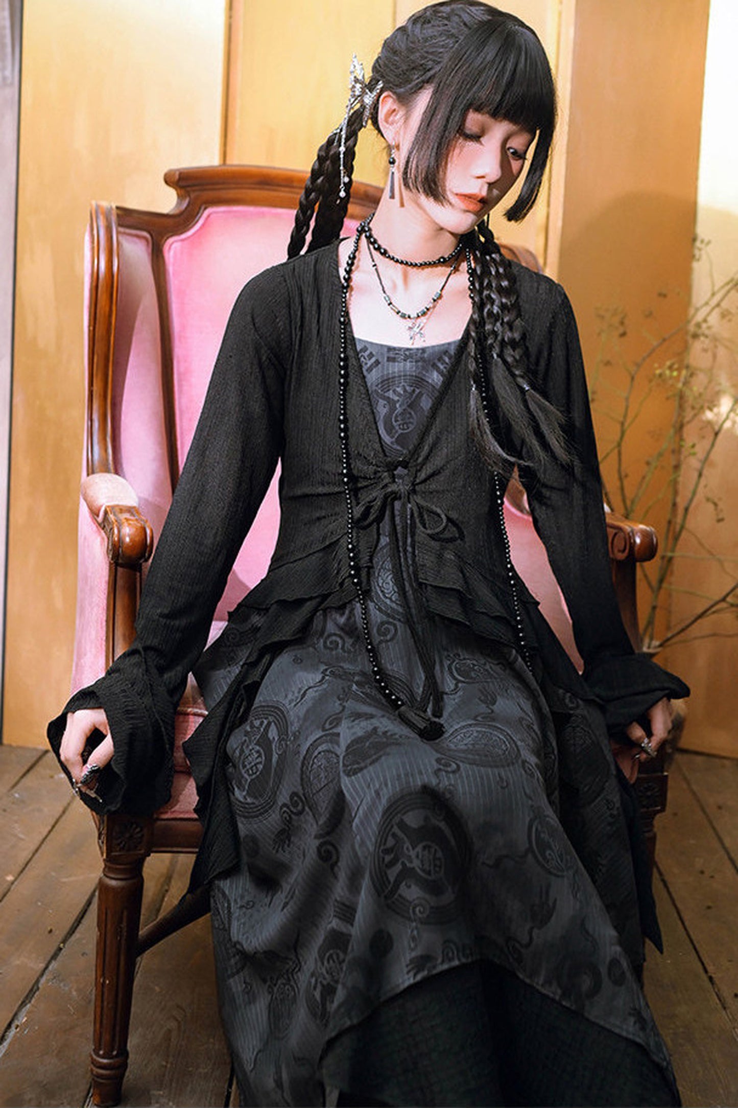 Japanisch-modernes asymmetrisches Maxikleid + transparenter Umhang im China-Stil