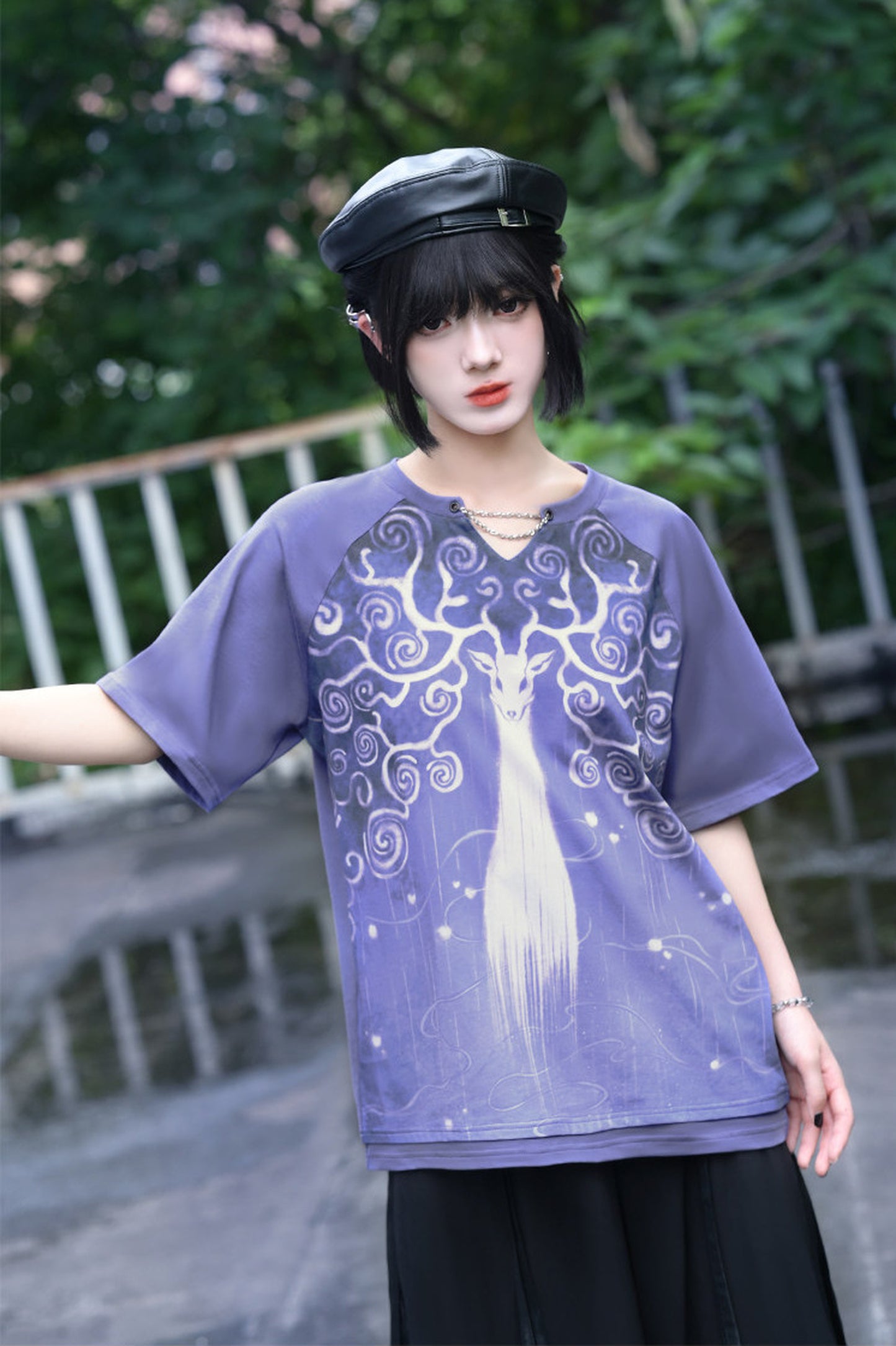 Lila Grafik-T-Shirt mit Fantasiehirsch
