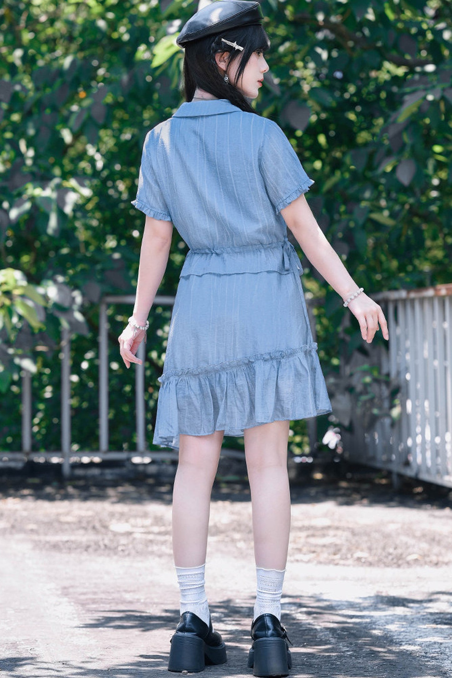 Asymmetrisches Chiffonkleid mit Spitze