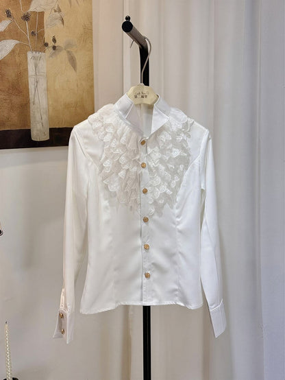 [Précommande jusqu'au 8 mai] Chemise prince à col montant et à volants en dentelle blanche vintage + bermuda tailleur noir