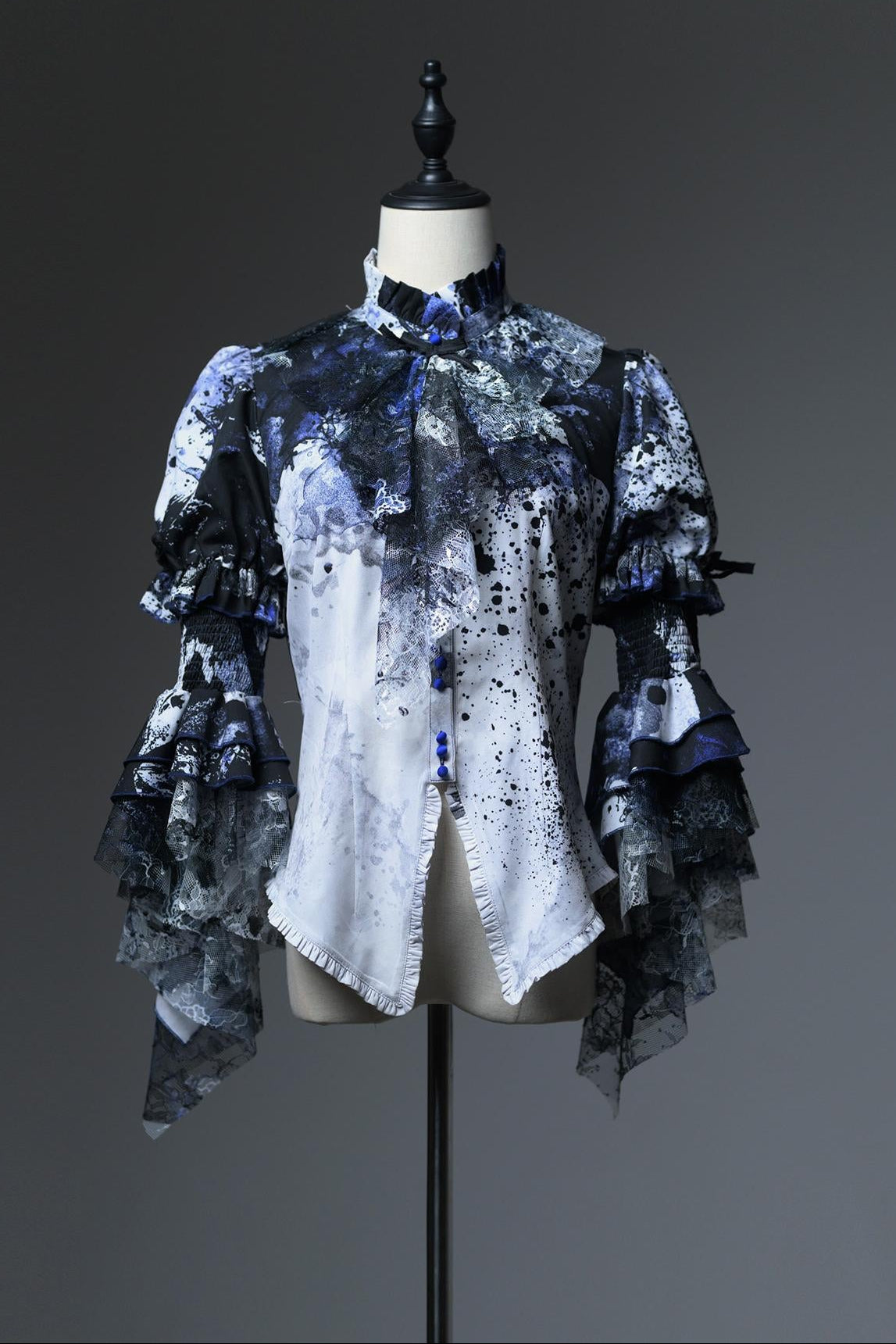 【12月10日予約締切】Bloodstainedプリントフリルスタンドカラー姫袖シャツ