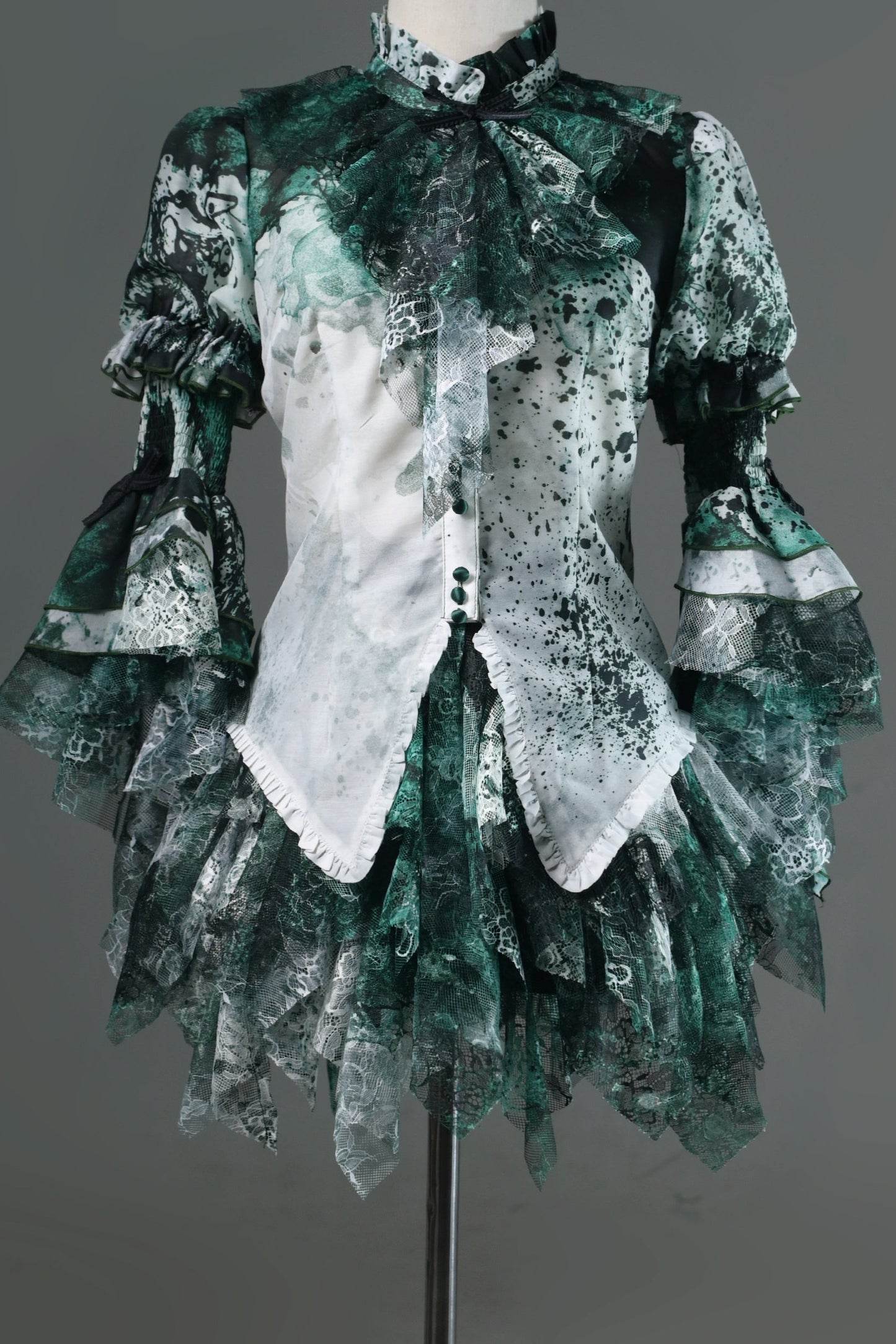 【12月10日予約締切】Bloodstainedプリントフリルスタンドカラー姫袖シャツ