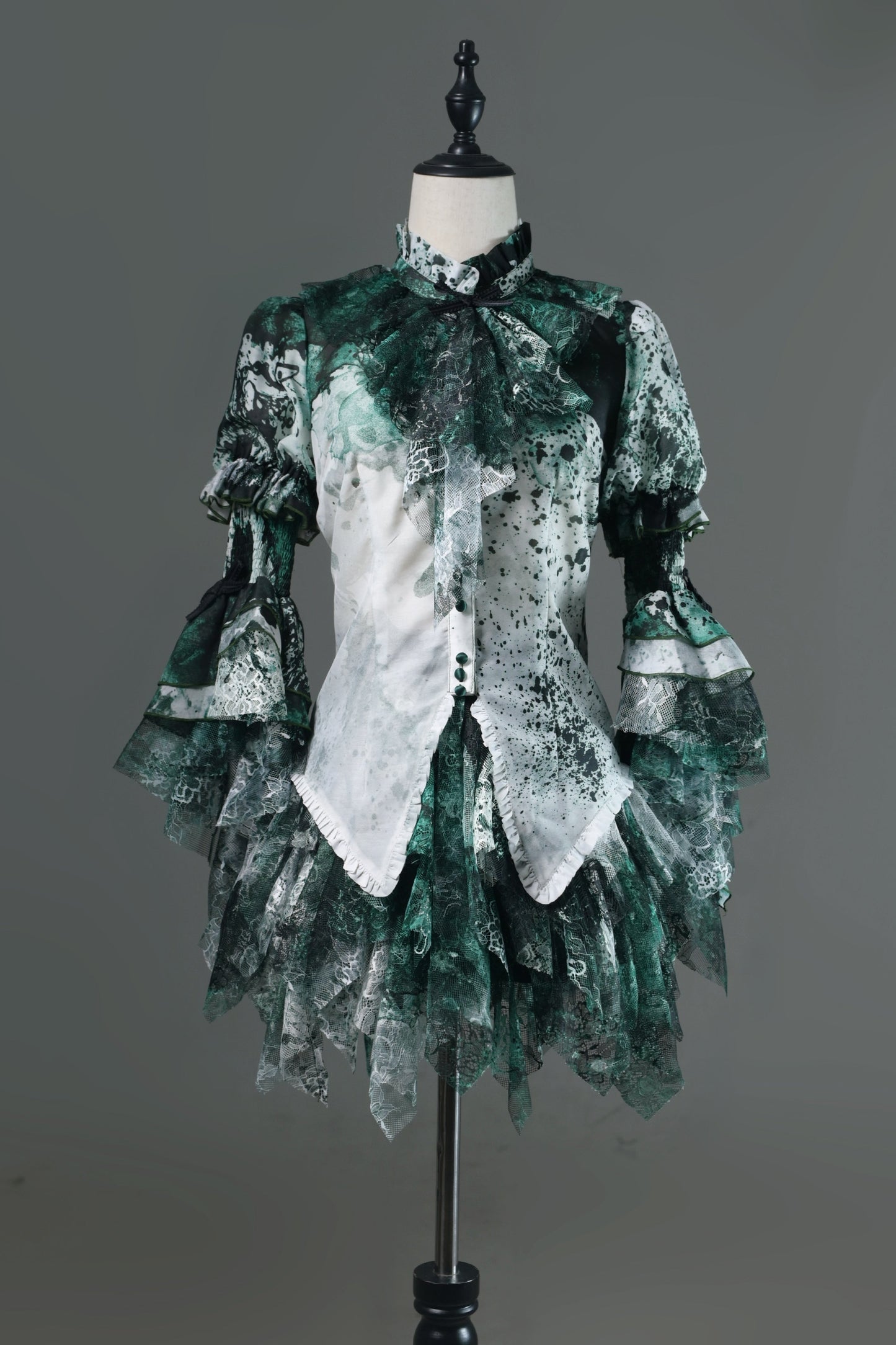 【12月10日予約締切】Bloodstainedプリントフリルスタンドカラー姫袖シャツ