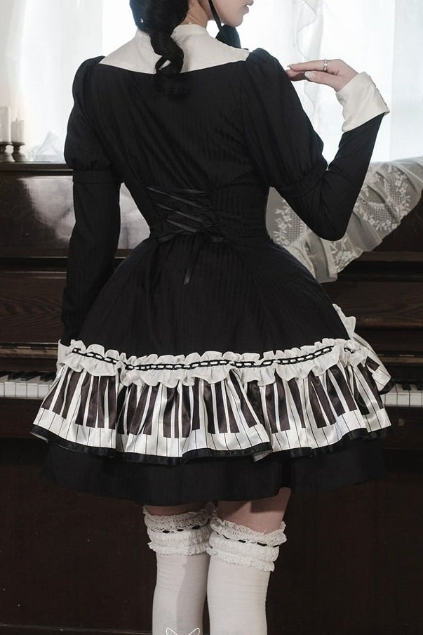 [Reservierungsschluss 22. Oktober] Schwarz gepunktetes Gothic-Lolita-Rüschenkleid mit asymmetrischem Design, Klaviertasten- und Musiknotenmotiv sowie Klaviertasten-Spitzenfliege