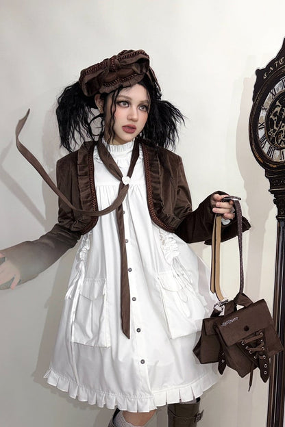 [Reservierungsschluss 6. November] Kurze Jacke im braunen Steampunk- und schwarzen Gothic-Mode-Stil aus Samt mit Rüschenbesatz, Herzmotiv und Manschettendekor