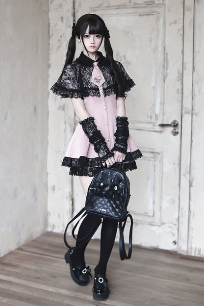 [Reservierungsschluss 15. Juli] Schwarz-rosa gestreiftes Kleid mit Spitzenumhang und Krawatte + kurze Hose + Spitzen-Armstulpen