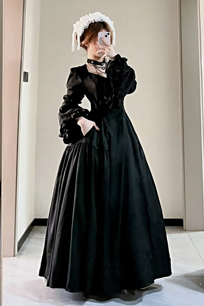 [Termine prenotazione 30 maggio] Abito gothic lolita bianco e nero con maniche svasate + sopragonna a corsetto rialzabile con croci + set completo