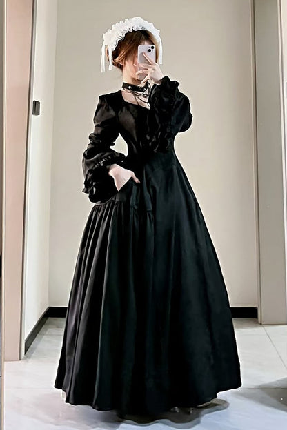 [Termine prenotazione 30 maggio] Abito gothic lolita bianco e nero con maniche svasate + sopragonna a corsetto rialzabile con croci + set completo