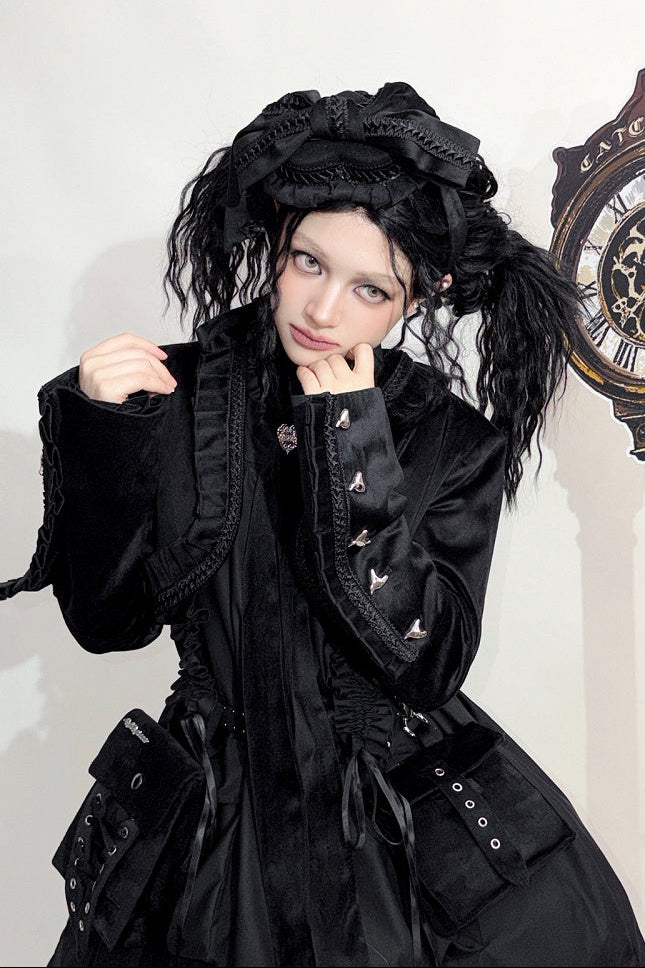 [Reservierungsschluss 6. November] Kurze Jacke im braunen Steampunk- und schwarzen Gothic-Mode-Stil aus Samt mit Rüschenbesatz, Herzmotiv und Manschettendekor