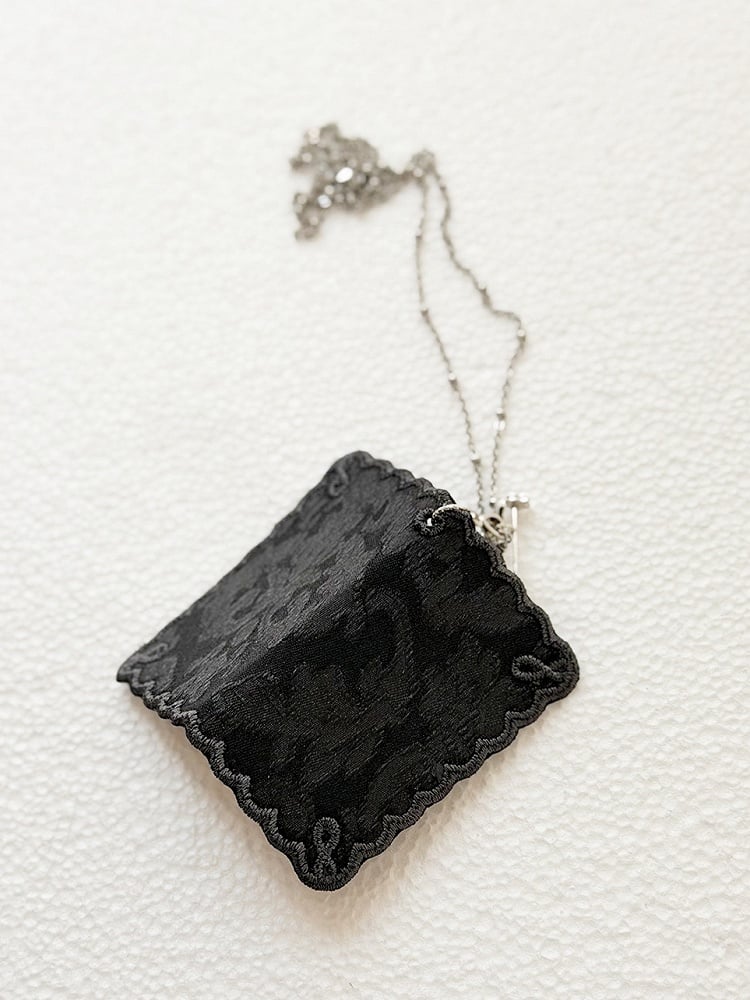 [Précommande jusqu'au 13 mai] Chemise à volants noire à fleurs gothique Bone Iris + jupe corset + accessoires