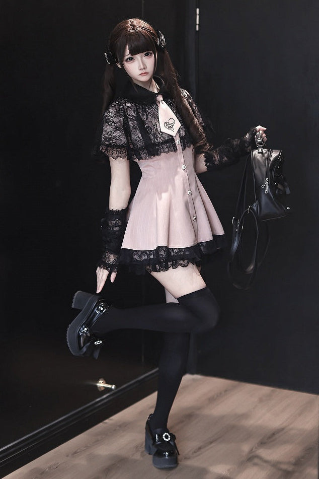 [Reservierungsschluss 15. Juli] Schwarz-rosa gestreiftes Kleid mit Spitzenumhang und Krawatte + kurze Hose + Spitzen-Armstulpen
