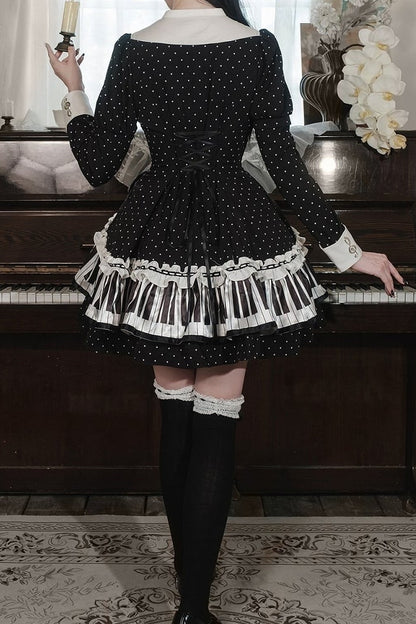 [Reservierungsschluss 22. Oktober] Schwarz gepunktetes Gothic-Lolita-Rüschenkleid mit asymmetrischem Design, Klaviertasten- und Musiknotenmotiv sowie Klaviertasten-Spitzenfliege