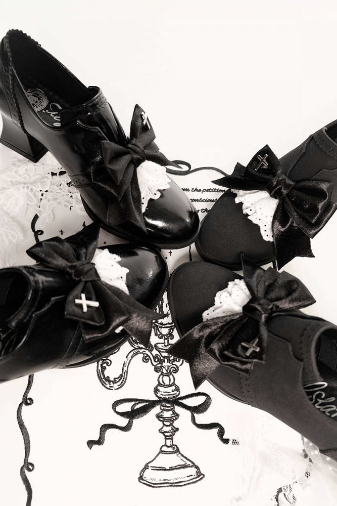 [Reservierungsschluss 25. Juli] Schwarze/dunkel-schwarze Wildleder-Schuhe im Dark-Gothic-Stil mit Kreuzmotiv, Schleife und Spitze