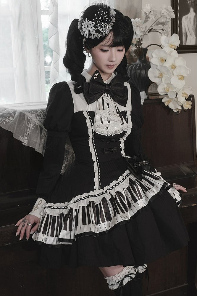 [Reservierungsschluss 22. Oktober] Schwarz gepunktetes Gothic-Lolita-Rüschenkleid mit asymmetrischem Design, Klaviertasten- und Musiknotenmotiv sowie Klaviertasten-Spitzenfliege