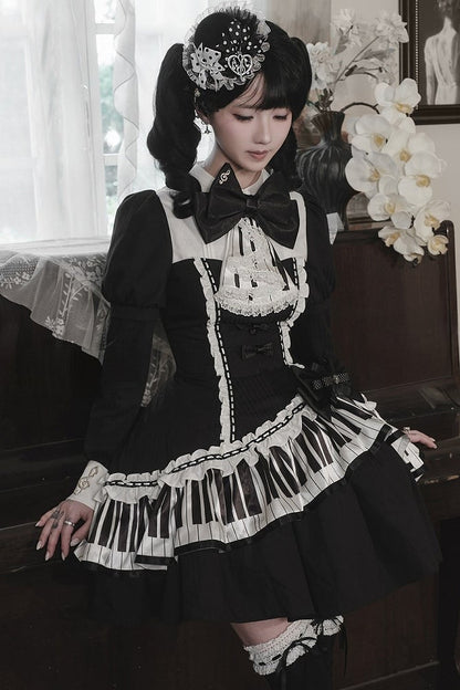 [Reservierungsschluss 22. Oktober] Schwarz gepunktetes Gothic-Lolita-Rüschenkleid mit asymmetrischem Design, Klaviertasten- und Musiknotenmotiv sowie Klaviertasten-Spitzenfliege