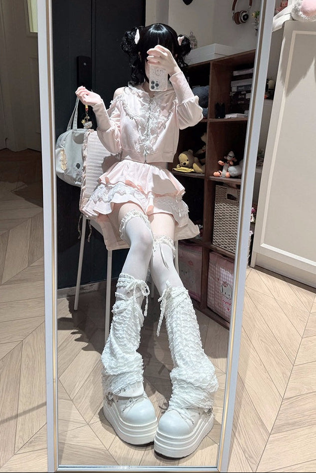 [Reservierungsschluss am 16. September] Set aus langärmligem Cold-Shoulder-Hoodie-Top mit Spitzenrüschen + Stufenrock mit Innenshorts