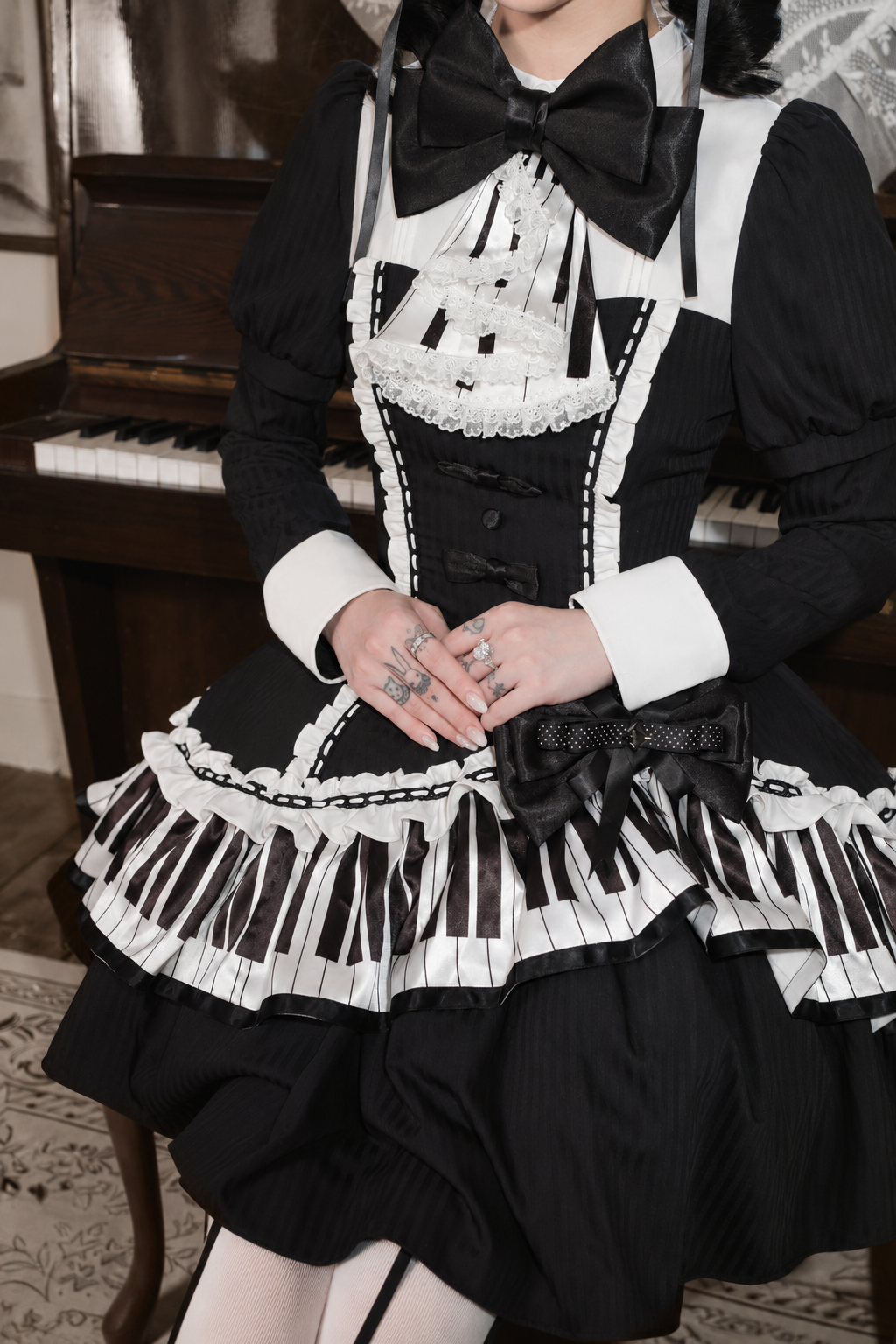 [Reservierungsschluss 22. Oktober] Schwarz gepunktetes Gothic-Lolita-Rüschenkleid mit asymmetrischem Design, Klaviertasten- und Musiknotenmotiv sowie Klaviertasten-Spitzenfliege