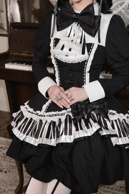 [Reservierungsschluss 22. Oktober] Schwarz gepunktetes Gothic-Lolita-Rüschenkleid mit asymmetrischem Design, Klaviertasten- und Musiknotenmotiv sowie Klaviertasten-Spitzenfliege